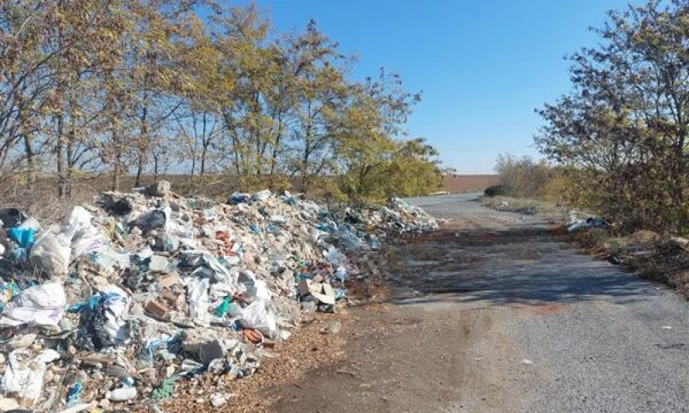 Άσχημες εικόνες: Μπαζότοπος με θέα τον Μακεδονικό Τάφο Δ' Πέλλας